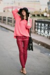Rot Outfit im Winter: Zart roter Pullover und rote Hose