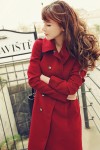 Roter Mantel dient immer zum modischen und warmen Outfit im Winter.