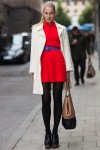 Wieder Mal rotes Kleid und Mantel in heller Farbe, sehr schick und modern.